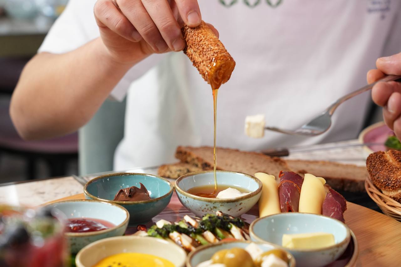 Frisch gebackener veganer Kuchen im Lovaena Café Hamburg – ideal für Familien, Allergiker und Genießer