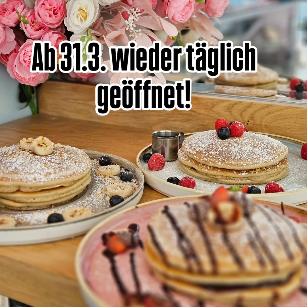 Zuckerfreie Kuchen Hamburg im Lovaena Café, saftiger Schokoladenkuchen mit Dattelsüße und frischen Beeren als gesunde Alternative ohne raffinierten Zucker.