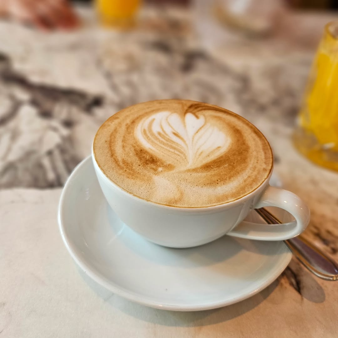 Chai Latte Hamburg im Lovaena Café: Bunte Chai-Varianten wie Matcha-Chai und Kurkuma-Chai, serviert in stilvollen Tassen, Symbol für moderne Cafékultur.