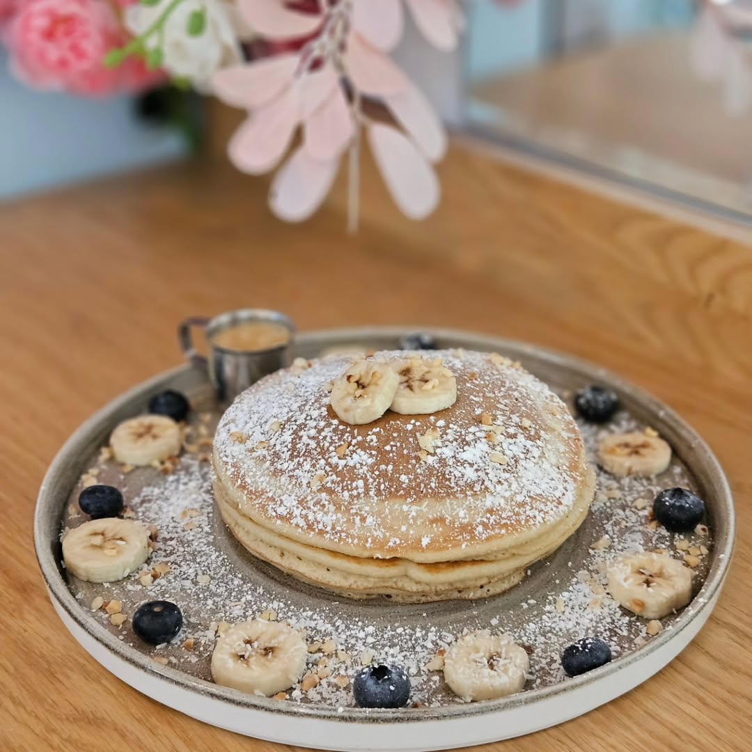 Fluffige vegane Pancakes im Lovaena Café serviert mit Beeren und Ahornsirup – Pancakes Hamburg neu erleben