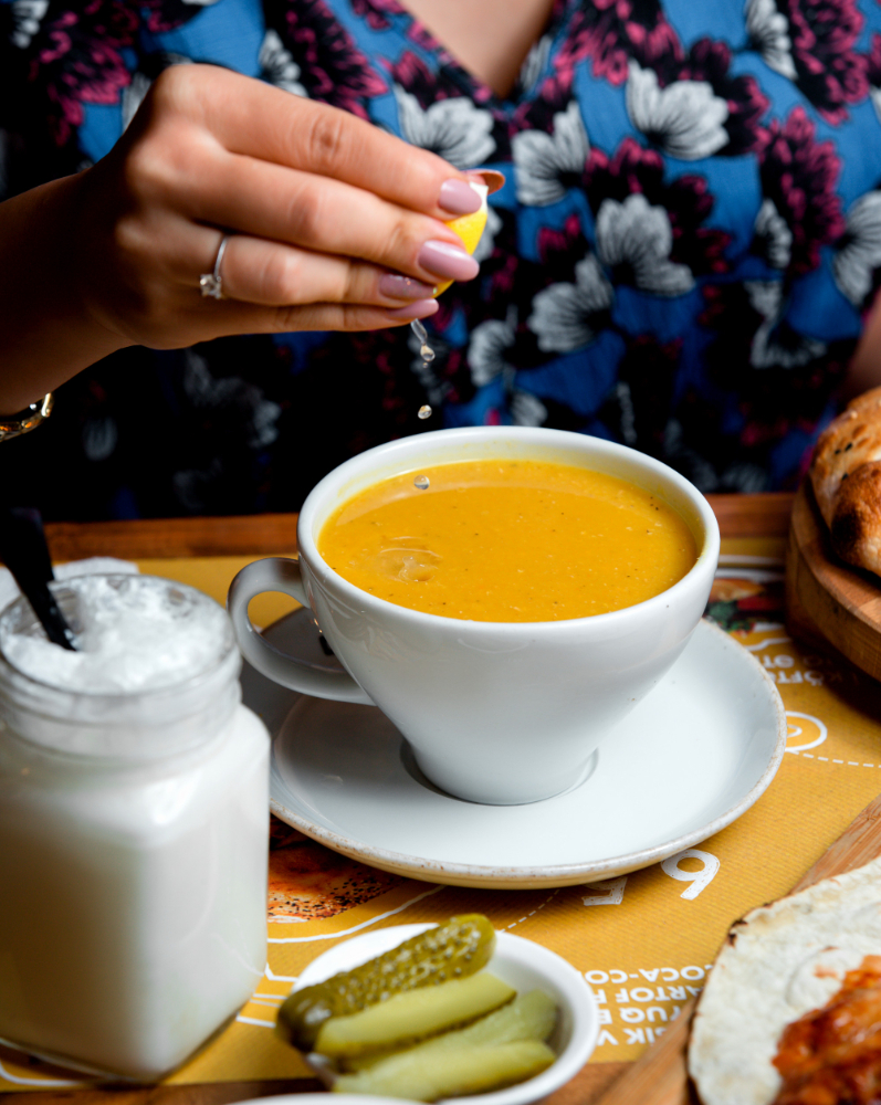 Vegane Golden Milk Hamburg im Lovaena Café mit Zimt & Kurkuma serviert in Wilhelmsburg – warme Atmosphäre im Hintergrund