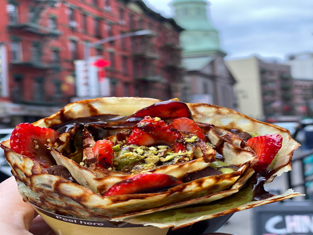 Vegane Waffeln mit Beeren und Ahornsirup im Lovaena Café serviert – Waffeln Hamburg Brunch-Erlebnis in Wilhelmsburg