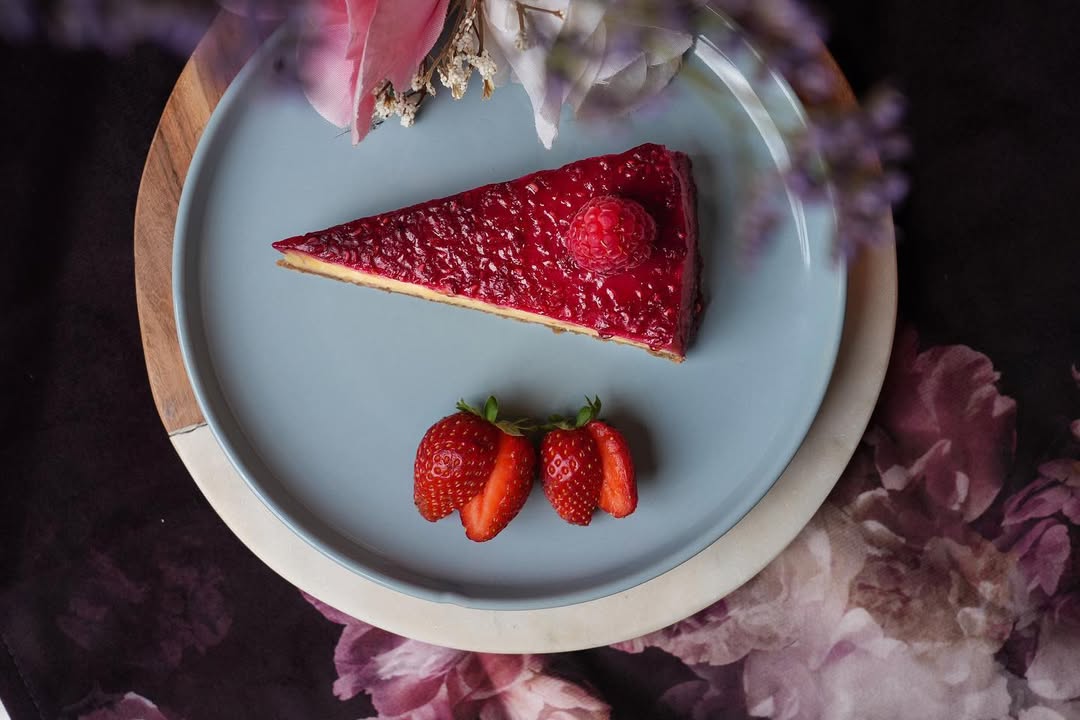 Cremiger veganer Cheesecake San Sebastián mit karamellisierter Kruste im Lovaena Café Hamburg Wilhelmsburg