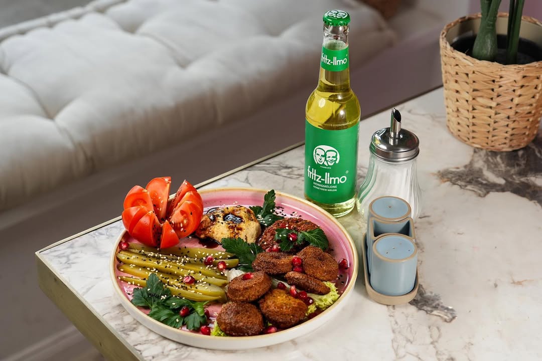 Vegane Falafel Bowl im Lovaena Café serviert mit Hummus, Salat & Süßkartoffel-Falafel – Falafel Bowl Hamburg in Wilhelmsburg genießen
