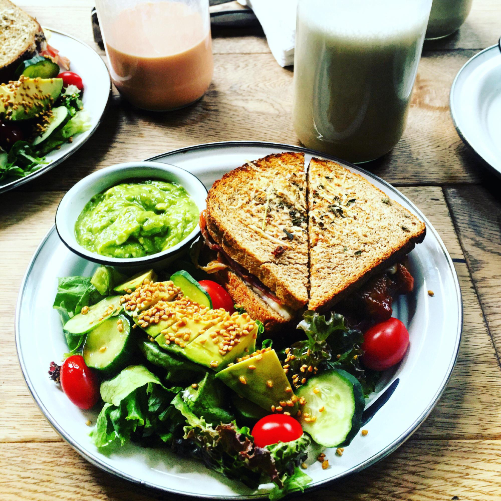 Proteinreiches veganes Frühstück – nährstoffreiche Bowls & pflanzliche Proteine im Lovaena Café Hamburg