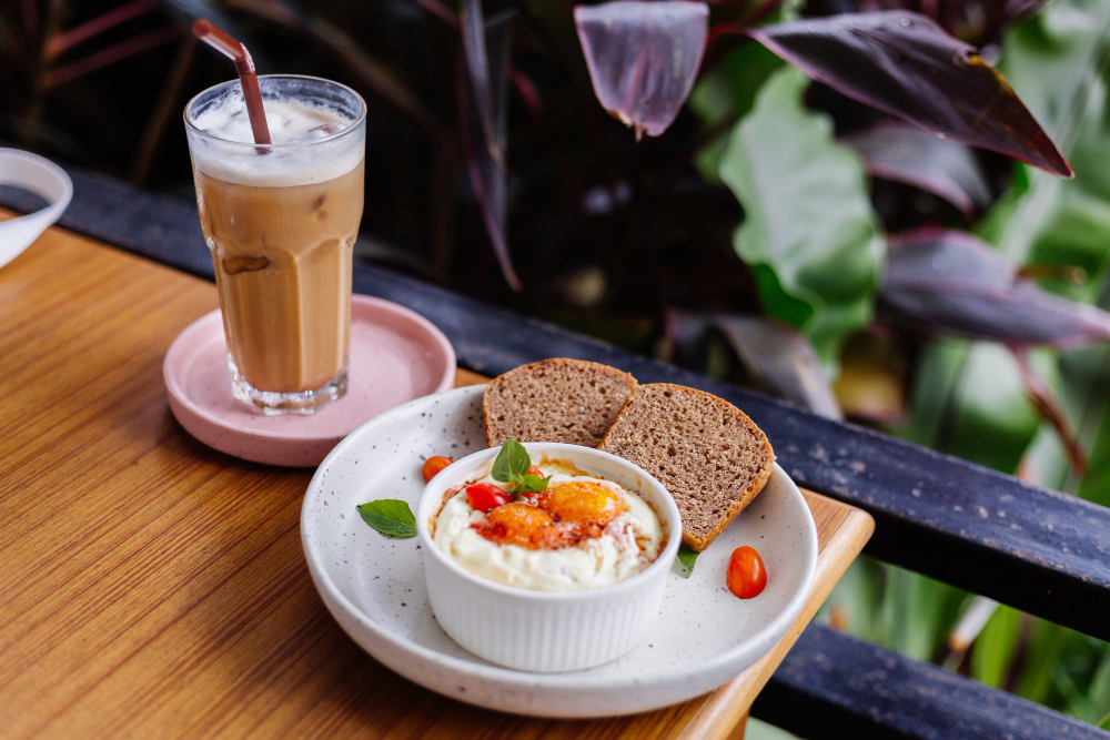Vegane Eiskaffees & kühle Frühstücksbowls im Sommer im Lovaena Café Hamburg