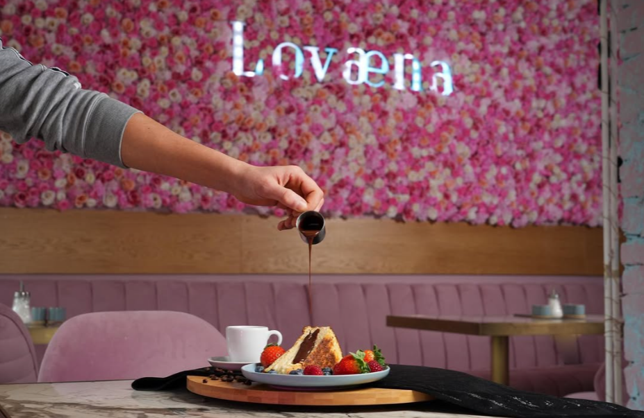 Frühstück & Stimmung – wie pflanzliche Ernährung Glückshormone aktiviert im Lovaena Café Hamburg