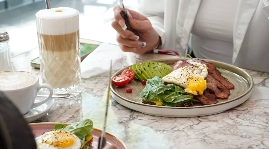 Functional Breakfast mit Adaptogenen & Superfoods – pflanzliche Energie & mentale Stärke im Lovaena Café Hamburg