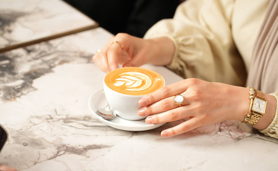 Slow Coffee Movement im Lovaena Café Hamburg – achtsamer Kaffeegenuss & nachhaltige Brühkunst